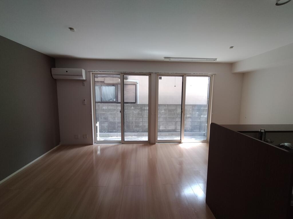 居室・リビング　※同建物の別のお部屋の写真です。