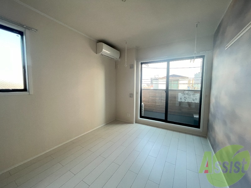 居室・リビング　きれいな洋室が広がっていて居心地が良さそうですね。