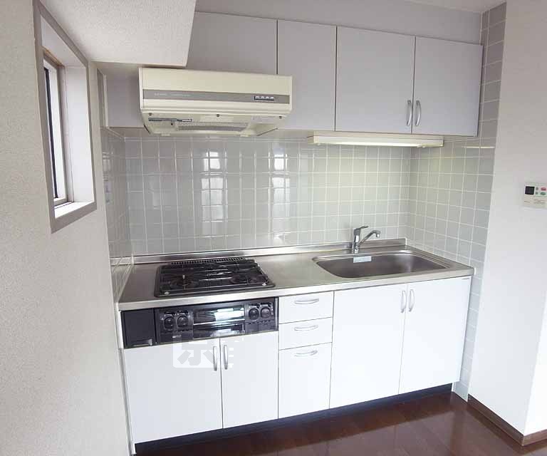 キッチン　３口ガスコンロ付きのシステムキッチンです。