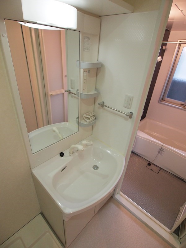 洗面設備　脱衣所あり。独立洗面台です。