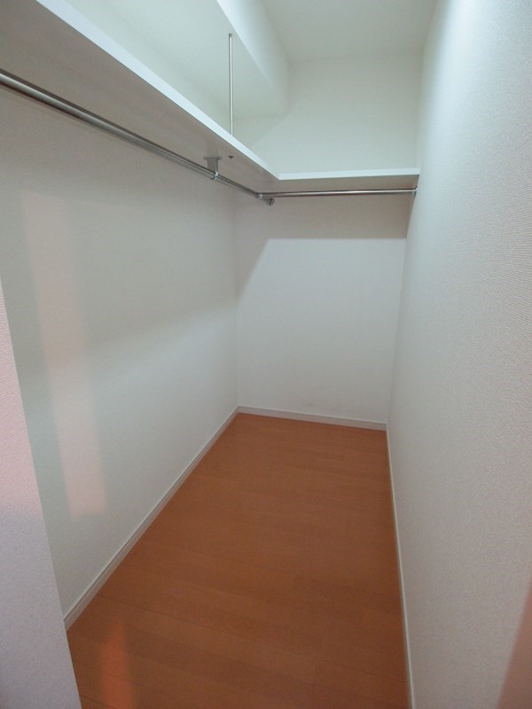 収納　奥行のあるウォークインクローゼット。
