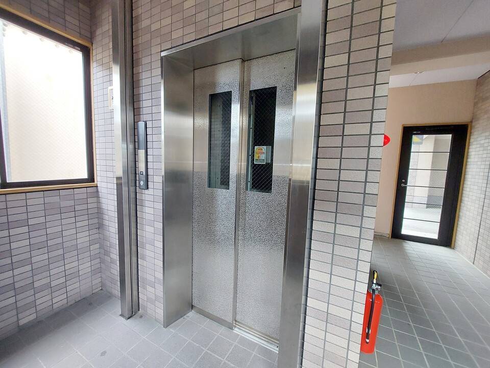 エントランス　エレベーター