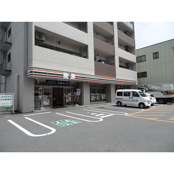 コンビニ　セブンイレブン津市西丸之内店（コンビニ）まで4m