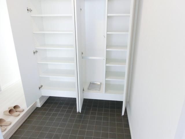 玄関　★大きめな下駄箱です★