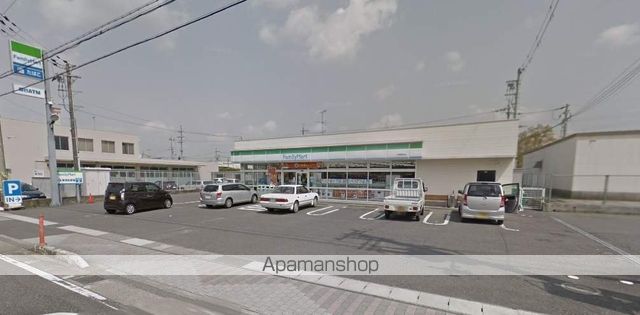 コンビニ　ファミリーマート（コンビニ）まで148m