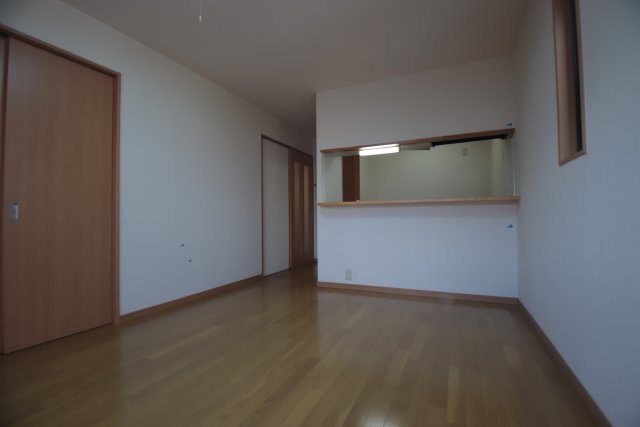 居室・リビング　同建物内別室の参考写真です。※現況優先