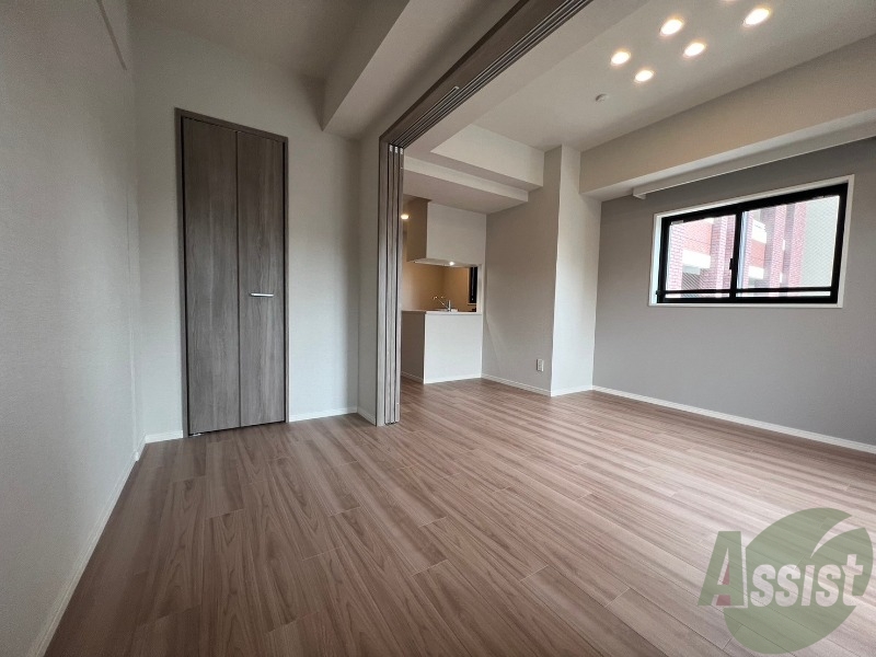 その他部屋・スペース　仕切りの扉を開けると開放感のあるリビングです