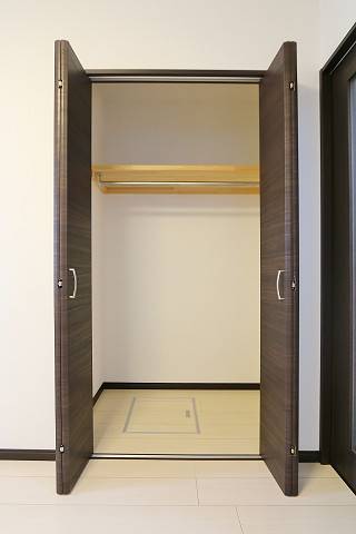 収納　お洋服はこちらに