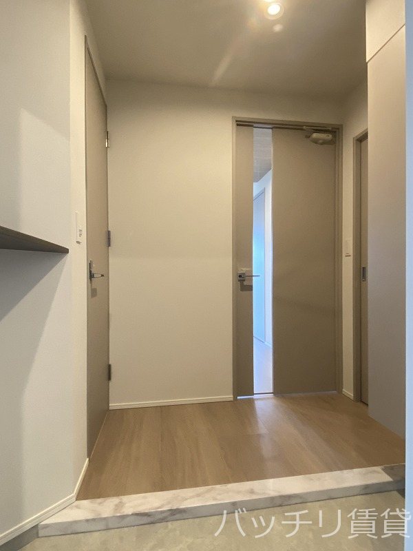 玄関　同型タイプの為現状優先