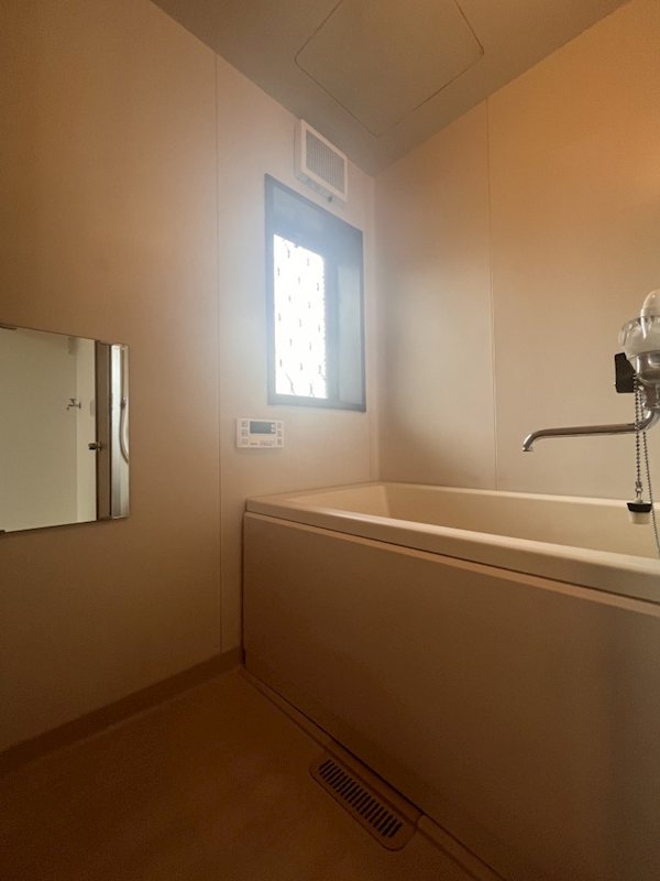 バス・シャワールーム　追い焚き機能付きで経済的、いつでも温かな入浴が可能です。