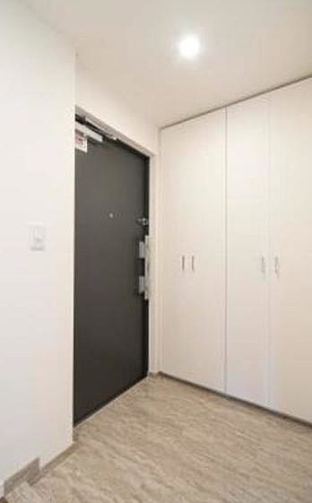 玄関　※別部屋の参考写真です。