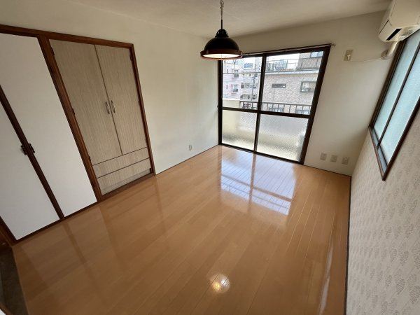 居室・リビング　６畳の洋室です☆中部屋でも窓が二個☆