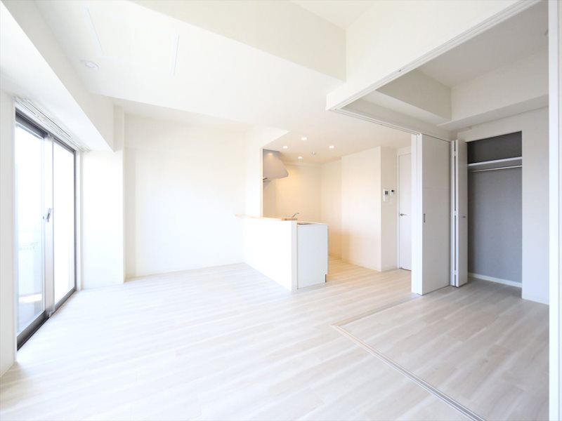 居室・リビング　LDK13.7帖　洋室4.3帖と繋げても仕切っても使えます