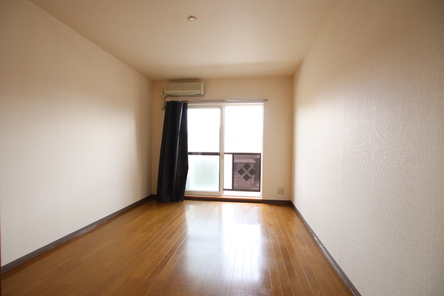 居室・リビング　８．２帖フローリングの洋室です♪