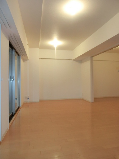 居室・リビング　広々空間、家族でくつろげますよ