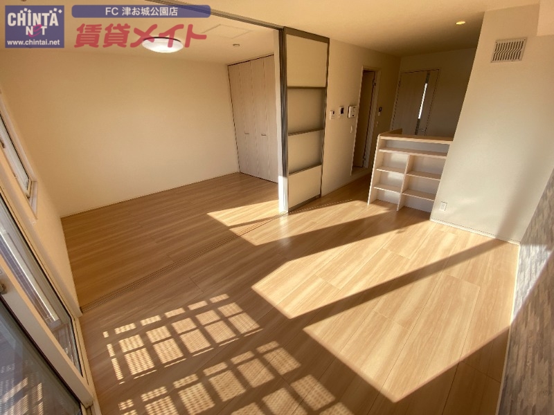 居室・リビング　同タイプ反転写真