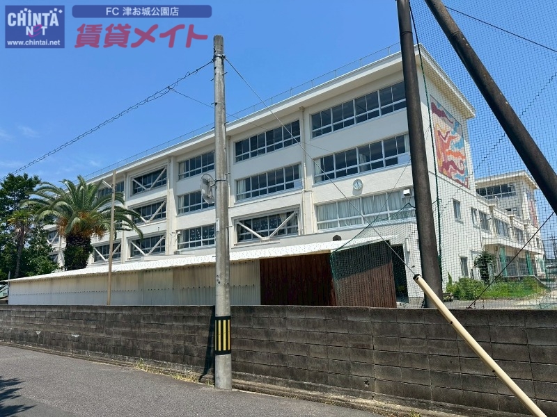 中学校　津市立西橋内中学校（中学校）まで642m