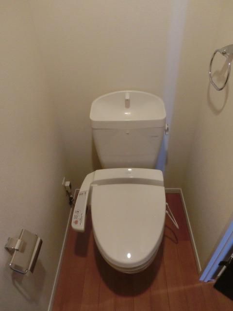 トイレ　収納棚付のウォシュレットトイレ