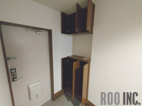 玄関　写真は反転のお部屋です