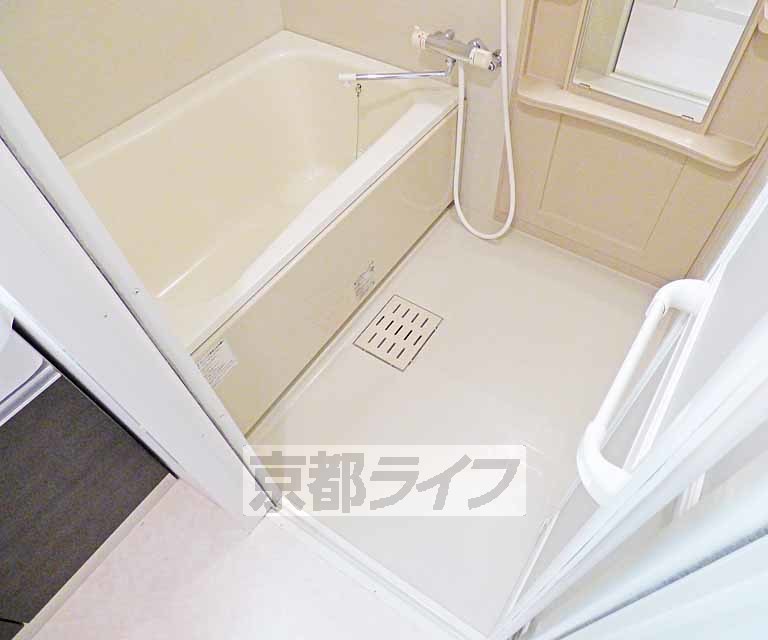 バス・シャワールーム　広々とした浴室です。