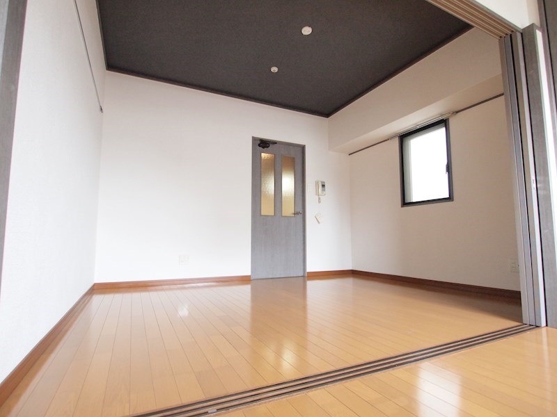 居室・リビング　南向きで日当たり良好。