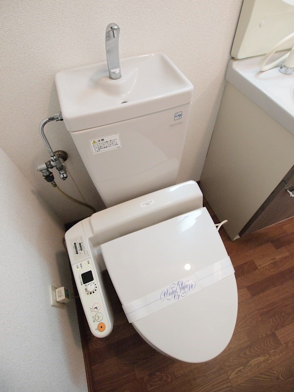 トイレ　温水洗浄便座。