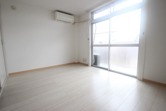 居室・リビング　※別号室の写真です。