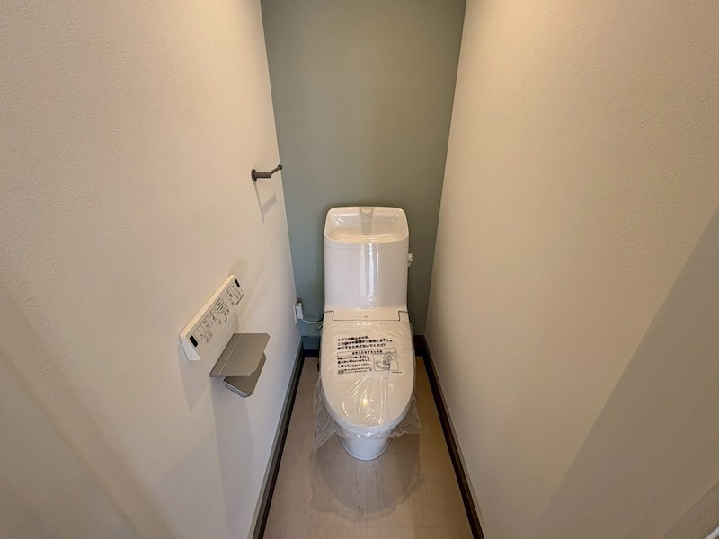 玄関　１階（玄関から）。土間のフリースペース。バイクを入れたり、サ