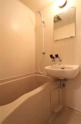 バス・シャワールーム　1日の疲れはこちらで流しましょう