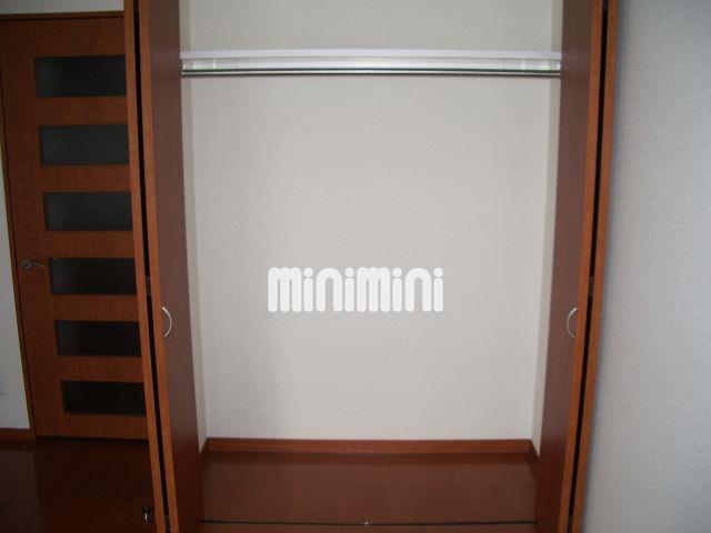 収納　少し広めの収納はお洋服がたくさん掛けられます