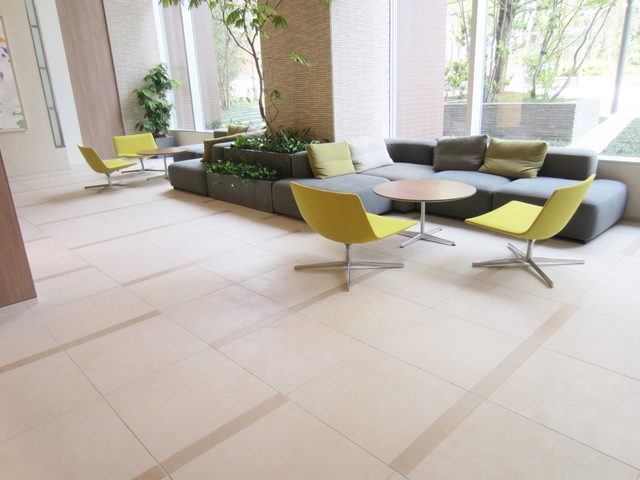 ロビー　エントランスも豪華な造りです！