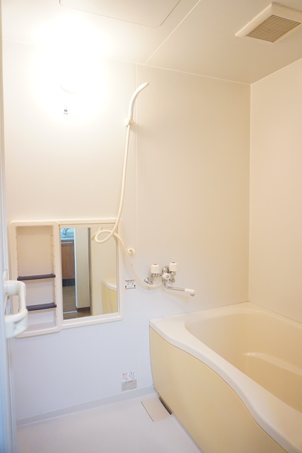 バス・シャワールーム　バスルームは沸かし直せる追焚機能付なので経済的です！