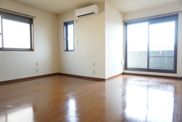 居室・リビング　２面採光なので、明るく風通しのよい過ごしやすいお部屋です♪