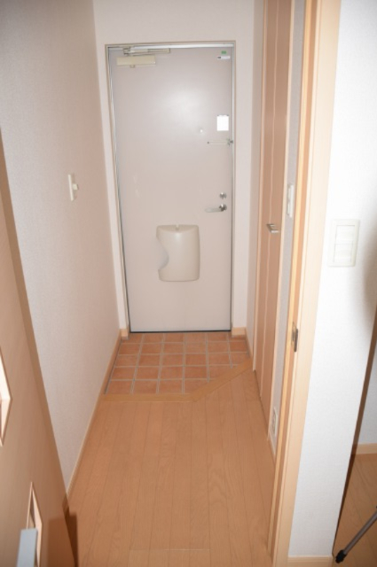 玄関　別号室の写真となります