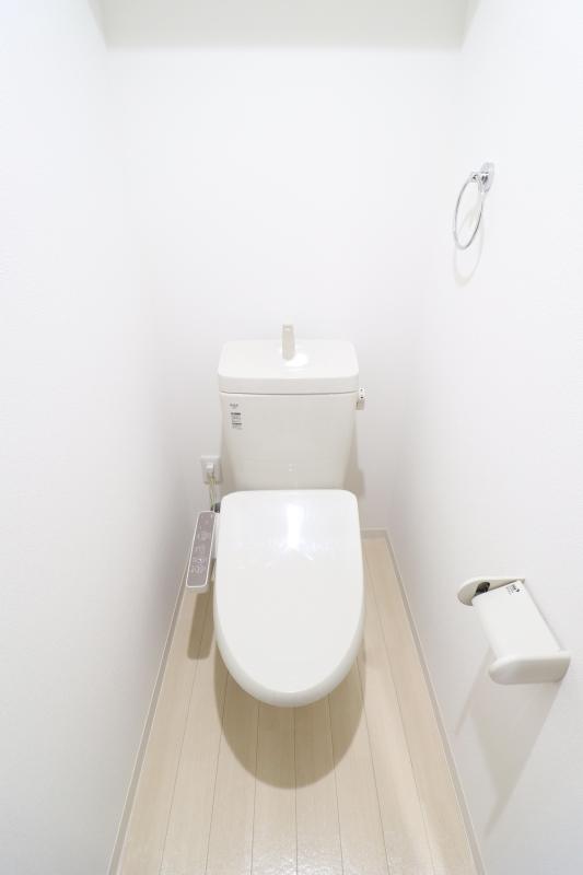 トイレ　トイレは温水洗浄便座付き