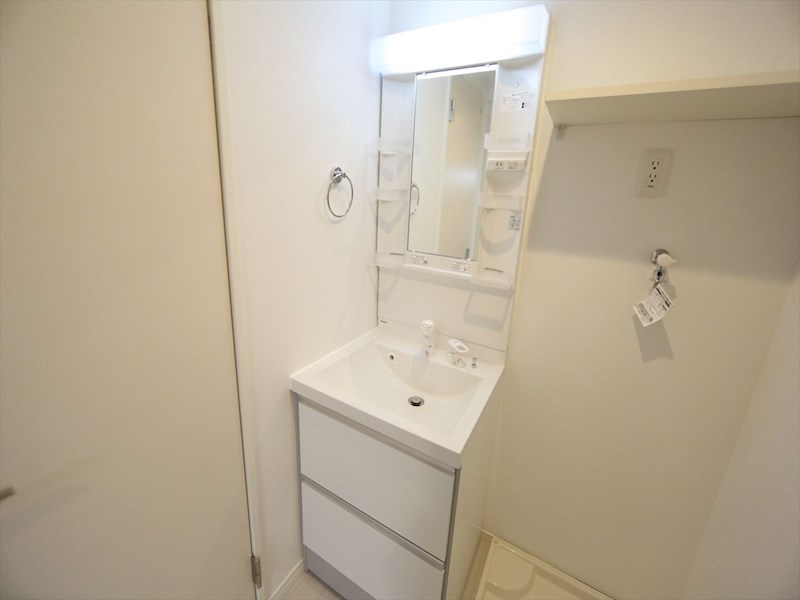 洗面設備　脱衣所　独立洗面台（シャンプードレッサー付）収納スペース有