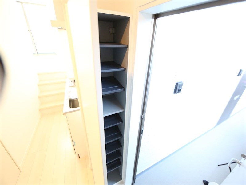 玄関　玄関　シューズボックス付（収納充実してます）