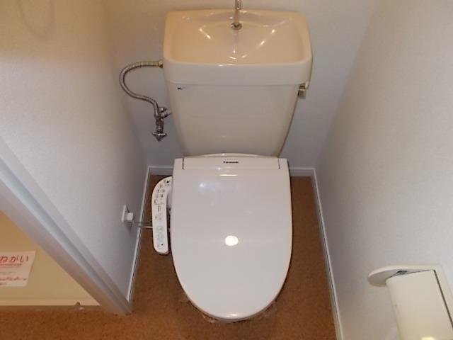 トイレ　落ち着いた色調のトイレです