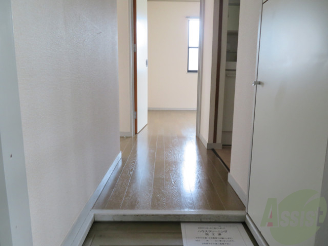 玄関　玄関から撮影しました。敷居が高くなくて安心ですね。