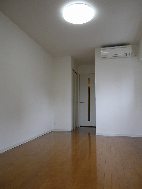 その他部屋・スペース　落ち着いた色合いのフローリングの居室です