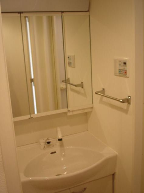 洗面設備　明るい洗面所です