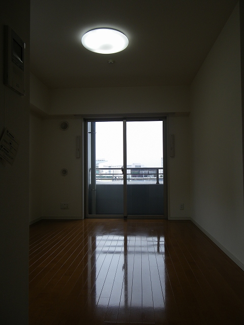 居室・リビング　ゆったり8.3帖の洋室です