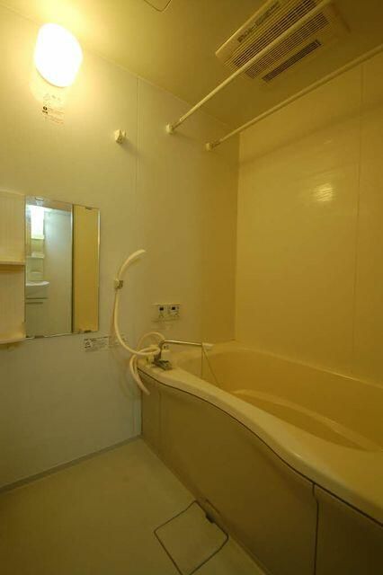 バス・シャワールーム　コンパクトで使いやすいお風呂です