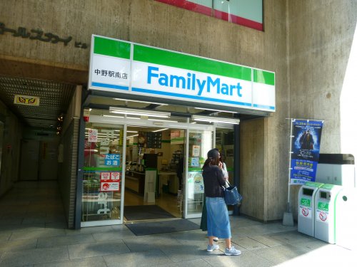 コンビニ　ファミリーマート 中野駅南店（コンビニ）まで107m