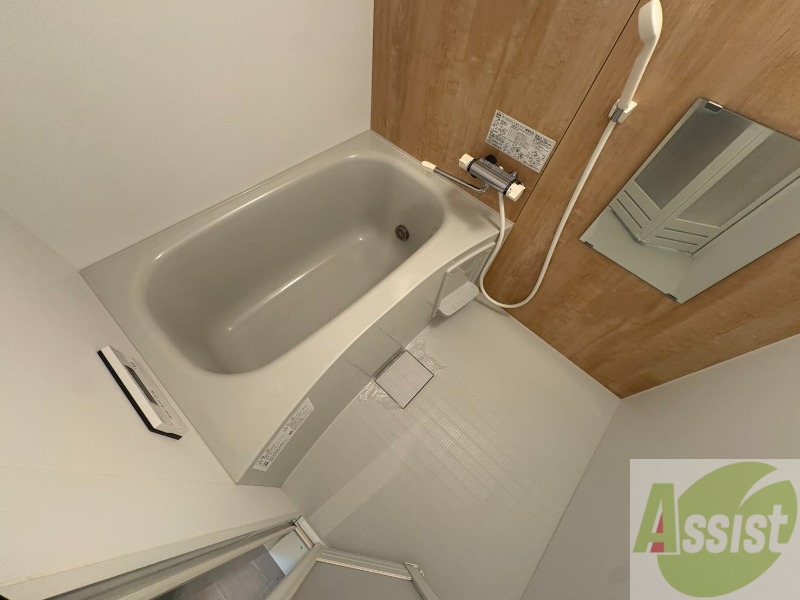 バス・シャワールーム　バスルームは狭すぎず、シャワーも浴びやすそうです。