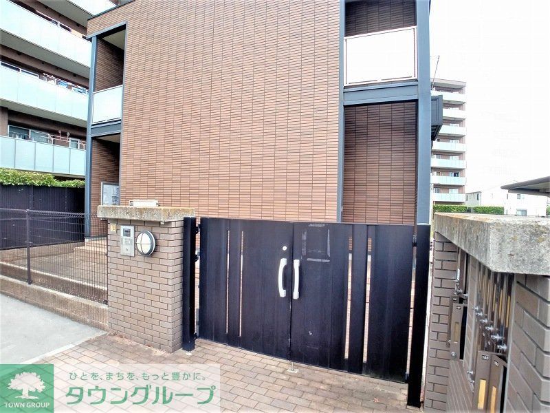 エントランス　オートロックゲート付き。