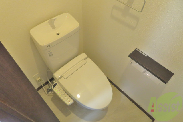 トイレ　ウォシュレットが付いており、落ち着きもある感じ