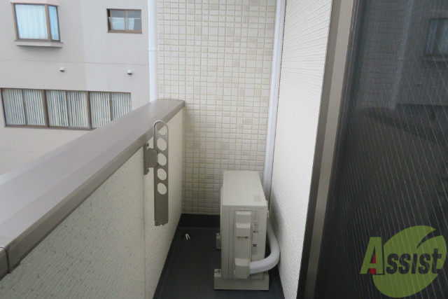 バルコニー　バルコニーはこんな感じで狭くないですよ