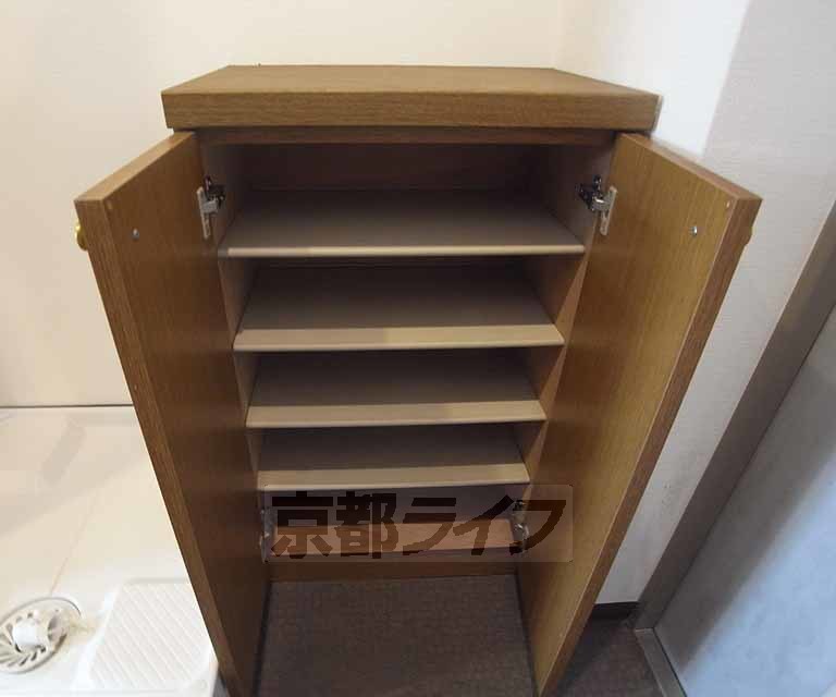 玄関　便利な靴箱です。