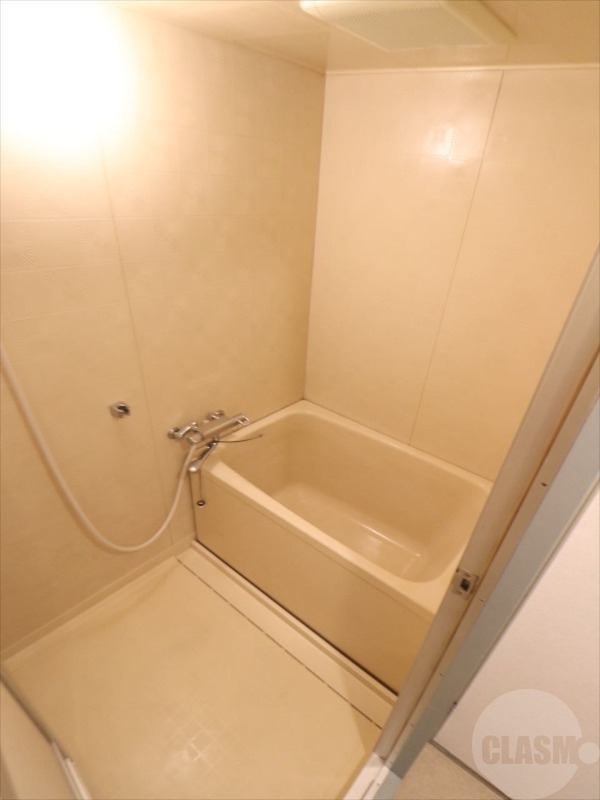 バス・シャワールーム　清潔感のあるバスルーム